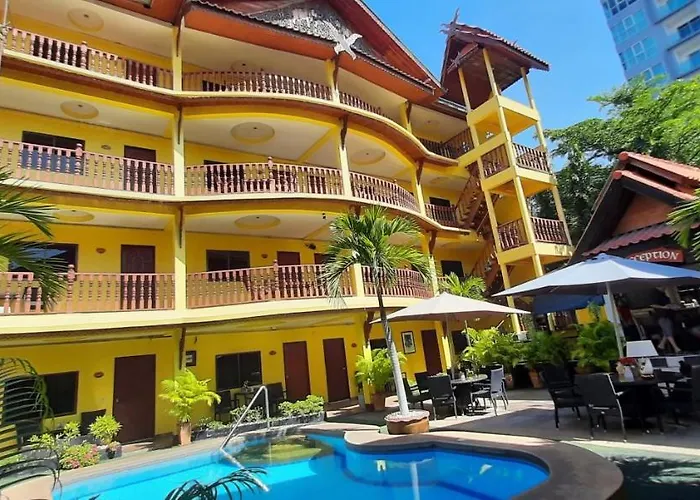 Phratamnak Inn - 100 meter from Beach
