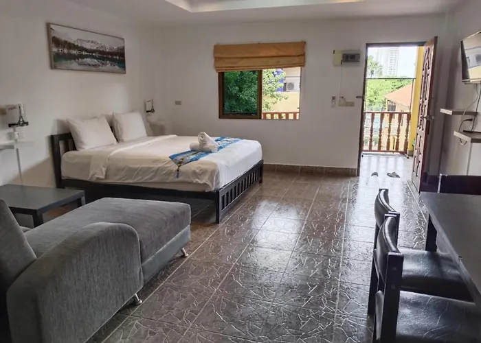 Phratamnak Inn - 100 Meter From Beach