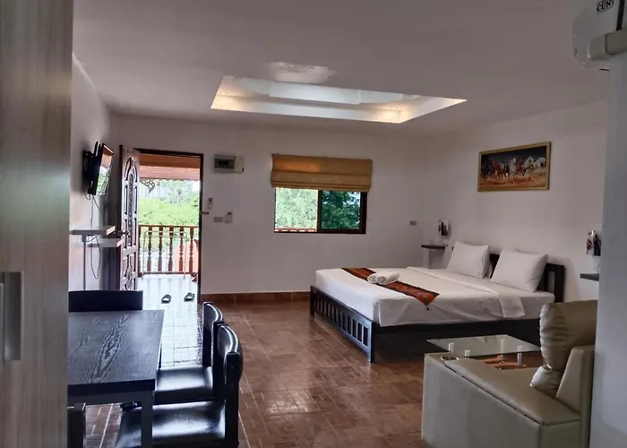 Phratamnak Inn - 100 meter from Beach
